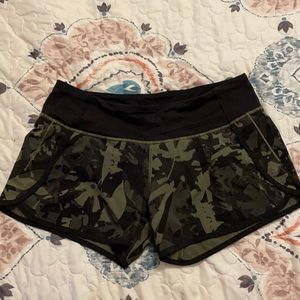 Lululemon speed short, size 6 green and black 4in